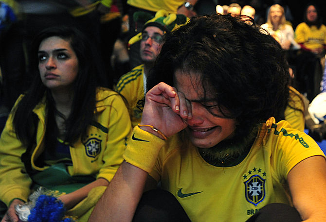 670px-brazil_fans_in_johannesburg_react_to_brazils_loss_to_holland_in_world_cup_quarterfinals_2010-07-02_11